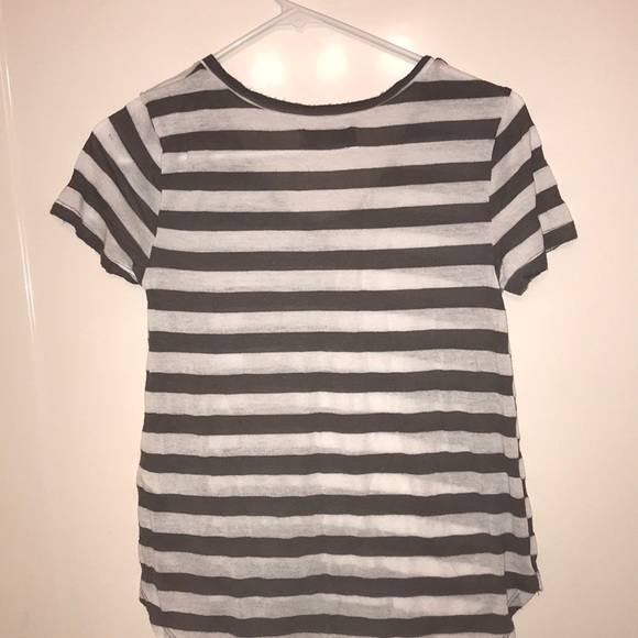 Cute flowy v-neck striped t-shirt ! - Picture 4 of 4